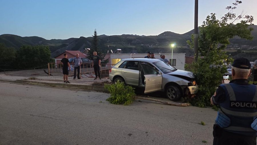 Automjeti me shpejtësi tej normave del nga rruga dhe përplaset me shtyllën në Gramsh