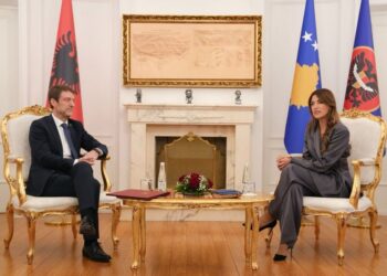 “Ishit zëri i Kosovës kur Kosova s’kishte zë”, Albulena Haxhiu pret në takim Ferit Hoxhën