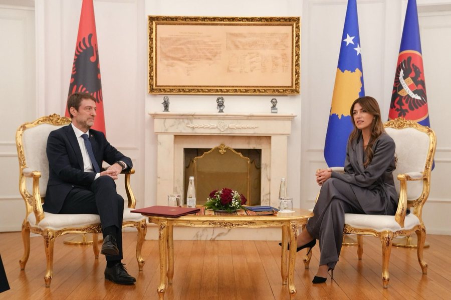  Ishit zëri i Kosovës kur Kosova s kishte zë   Albulena Haxhiu pret në takim Ferit Hoxhën