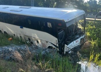 Rrëzohet autobusi në SHBA, 5 të vdekur dhe 35 të plagosur