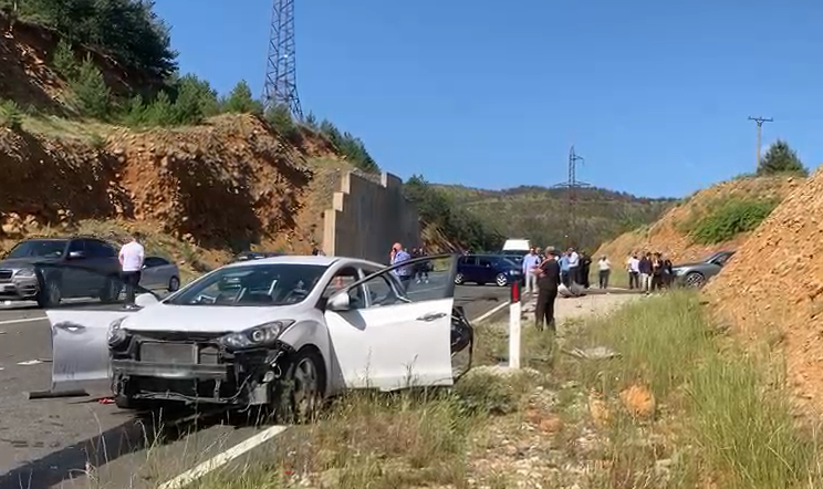 Tragjedi në aksin Bulqizë Klos  një i vdekur dhe katër të plagosur pas përplasjes së dy automjeteve