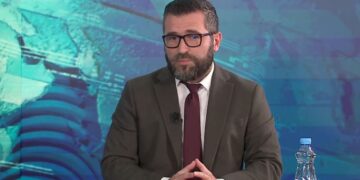 “Zvarritja e proceseve dëmton drejtësinë”/ Avokati kundër kafazit të xhamtë në gjyqe: S’ka sens!