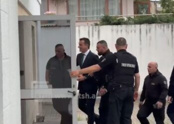 VIDEO / Padia kundër prokurorit Dado, Veliaj mbërrin në Gjykatë i shoqëruar nga efektivët e Burgjeve