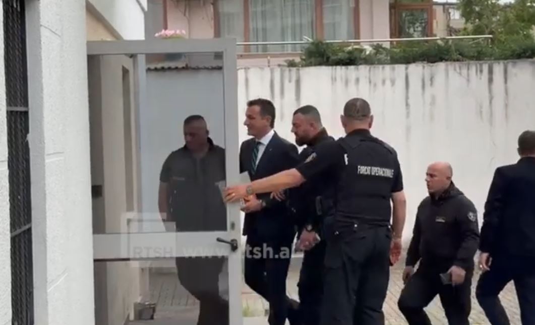 VIDEO   Padia kundër prokurorit Dado  Veliaj mbërrin në Gjykatë i shoqëruar nga efektivët e Burgjeve