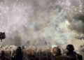 Tensione në protestën e PD-së, qytetarët tentojnë të thyejnë kordonin e policisë, përdoren fishekzjarre dhe ujë