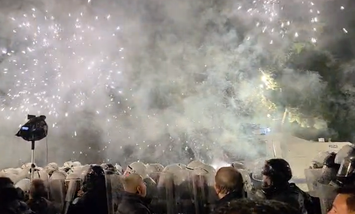 Tensione në protestën e PD së  qytetarët tentojnë të thyejnë kordonin e policisë  përdoren fishekzjarre dhe ujë