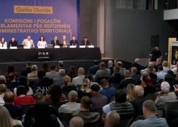 Numri i bashkive të reja ‘ndan’ PS dhe PD në Durrës/ Debate në dëgjesën me qytetarët të Komisionit të Territoriales