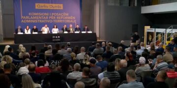 Numri i bashkive të reja ‘ndan’ PS dhe PD në Durrës/ Debate në dëgjesën me qytetarët të Komisionit të Territoriales