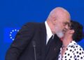 ‘Agapi mou’ e ‘Yubim te’, Rama e nis me batuta fjalimin në Konferencën Ndërqeveritare, Kos ia kthen me puthje