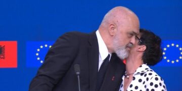 ‘Agapi mou’ e ‘Yubim te’, Rama e nis me batuta fjalimin në Konferencën Ndërqeveritare, Kos ia kthen me puthje