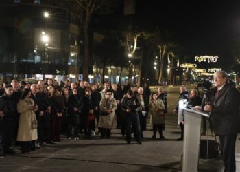 “Magjia” e pasqyrës që deformon modelet e opozitës