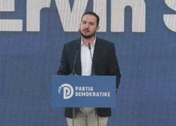 “Nga rilindje, në ripërtëritje” Salianji takim me demokratët: Rama autokrat i Shqipërisë, Berisha i opozitës