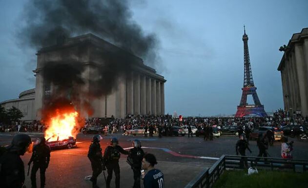 Kaos në Paris pas triumfit të PSG në Champions League  Arrestohen 416 persona  7 policë të lënduar