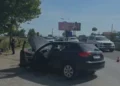 Makina del nga rruga dhe përplaset me pemën në rreth-rrotullimin e Kolonjës, plagoset një grua