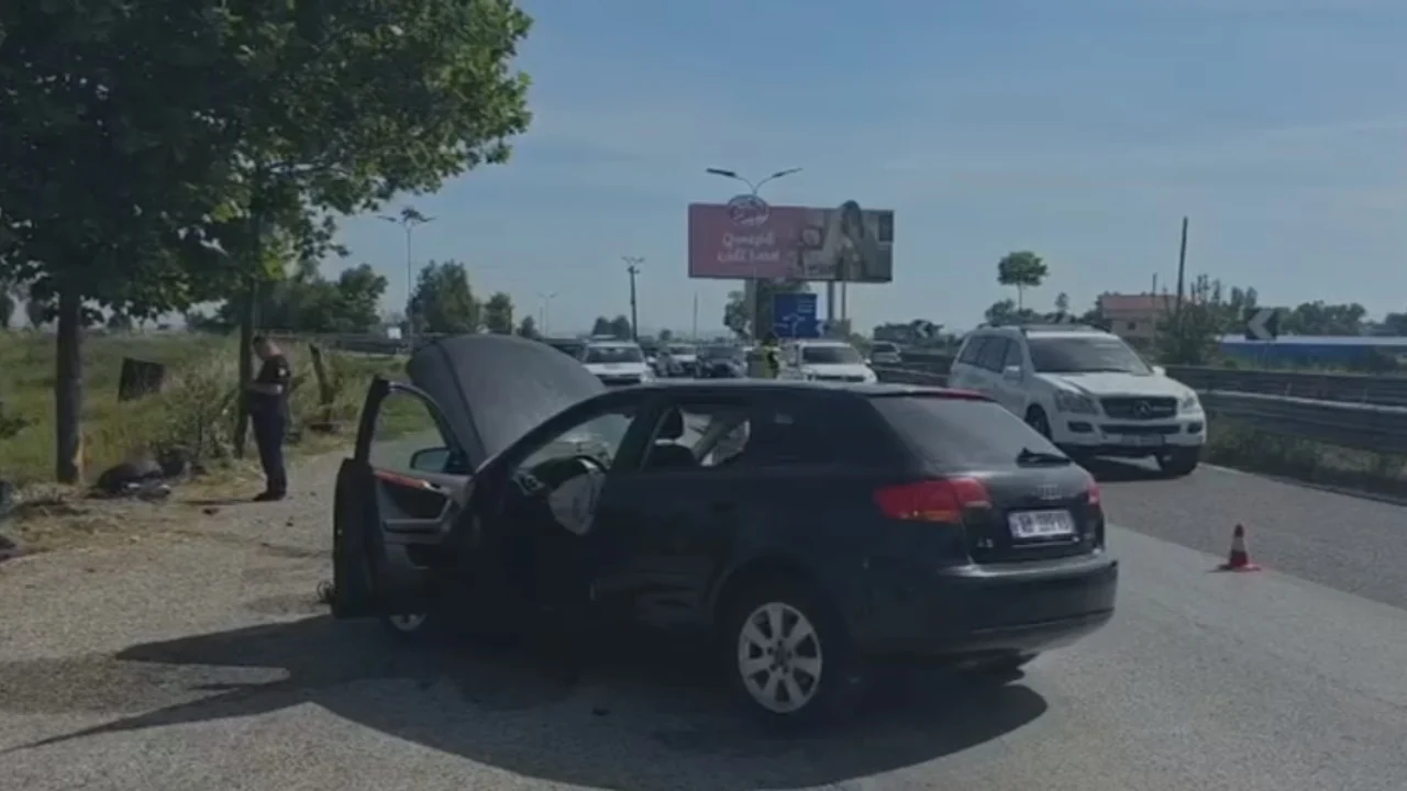 Makina del nga rruga dhe përplaset me pemën në rreth rrotullimin e Kolonjës  plagoset një grua