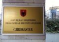 Prokuroria e Gjirokastrës çon në gjyq një person për pastrim parash! Sekuestrohen apartamente dhe një “Benz” në Sarandë