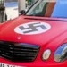 Makinë me targa shqiptare dhe simbole naziste alarmon autoritetet, nis verifikimi nga policia