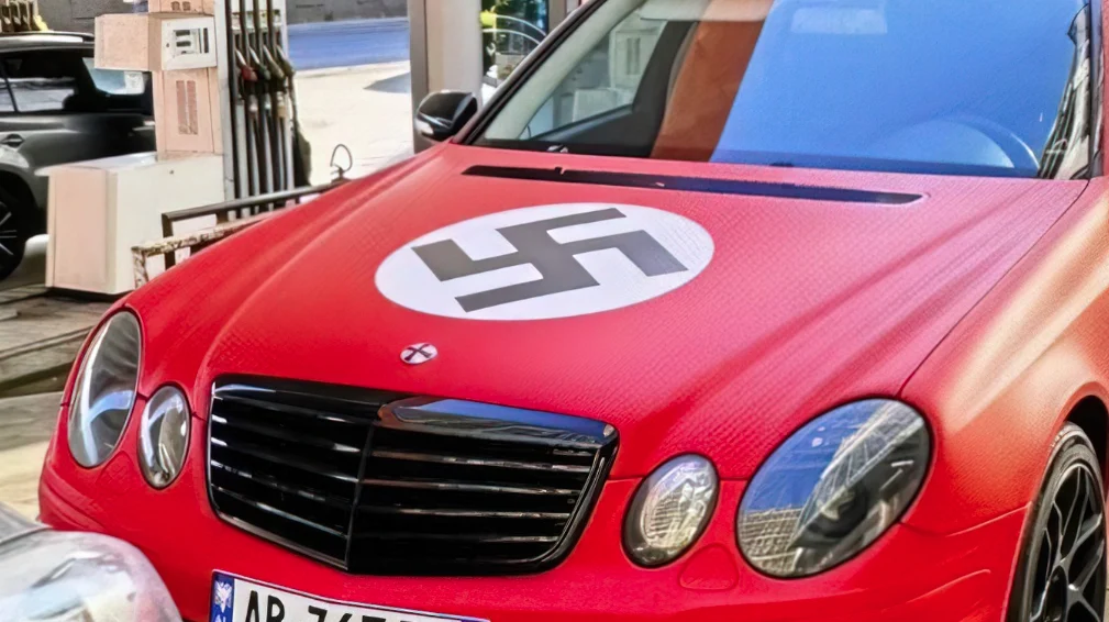 Makinë me targa shqiptare dhe simbole naziste alarmon autoritetet  nis verifikimi nga policia shqiptare