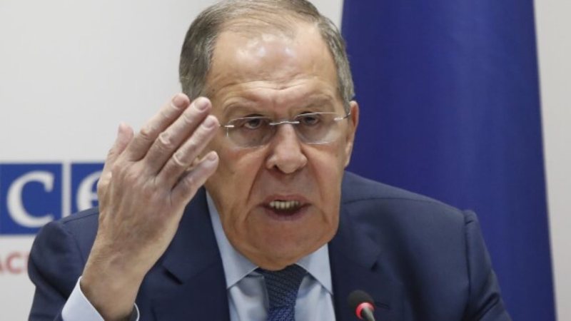 Telefoni i gazetarit ndërpret konferencën  Lavrov  Do nxjerrin armën