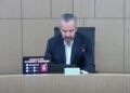 “Jam në konflikt interesi”, Celibashi tërhiqet nga vendimmarrja për kryebashkiakun e Kuçovës