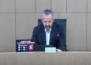 “Jam në konflikt interesi”, Celibashi tërhiqet nga vendimmarrja për kryebashkiakun e Kuçovës