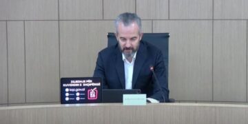 “Jam në konflikt interesi”, Celibashi tërhiqet nga vendimmarrja për kryebashkiakun e Kuçovës