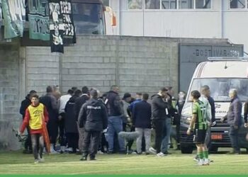 Incident i rëndë/ Tifozi shqiptar bie nga tribuna dhe dërgohet me urgjencë në spital