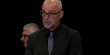 Djali i Servet Pëllumbit prek me fjalët: Na mësoi të jetojmë me dinjitet, të mos ulim kokën ndaj padrejtësive