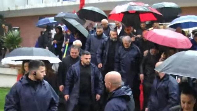 Nis protesta e PD  Berisha niset nga selia blu drejt Kryeministrisë