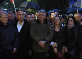 Protesta e PD/ Mbahet 1 minutë heshtje për 2 të miturit që humbën jetën tragjikisht në Durrës