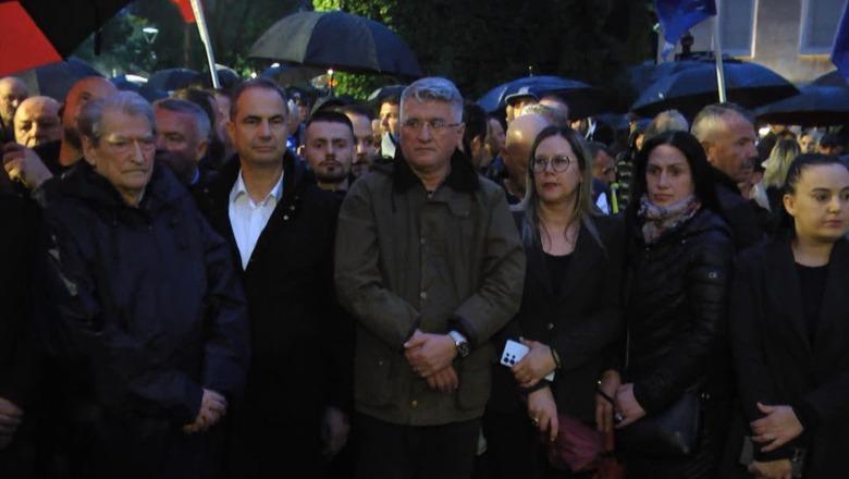 Protesta e PD  Mbahet 1 minutë heshtje për 2 të miturit që humbën jetën tragjikisht në Durrës