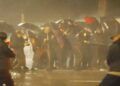 Protestuesit marshojnë drejt Ministrisë së Brendshme, policia hedh ujë në drejtim të turmës