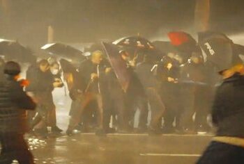 Protestuesit marshojnë drejt Ministrisë së Brendshme, policia hedh ujë në drejtim të turmës