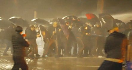Protestuesit marshojnë drejt Ministrisë së Brendshme  policia hedh ujë në drejtim të turmës