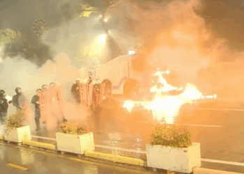 Tensione në protestën e opozitës në Tiranë, përplasje me molotov dhe ujë