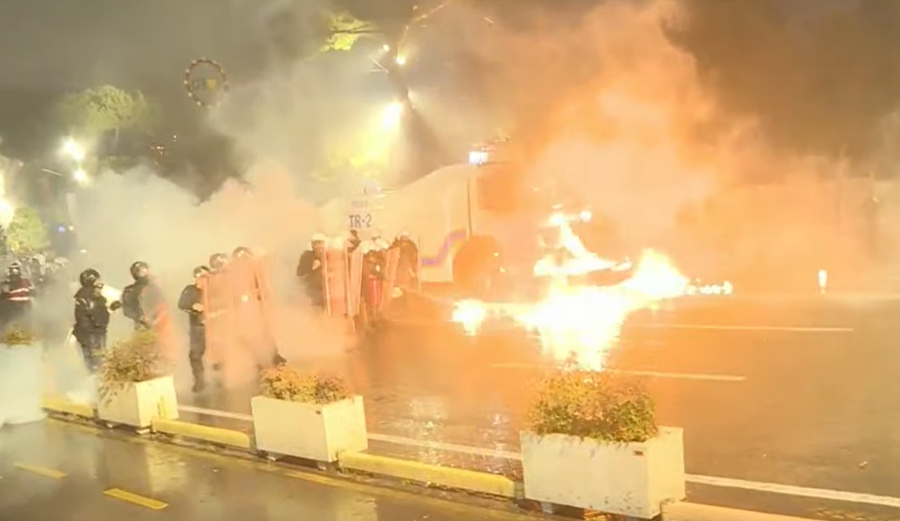 Tensione në protestën e opozitës në Tiranë  përplasje me molotov dhe ujë
