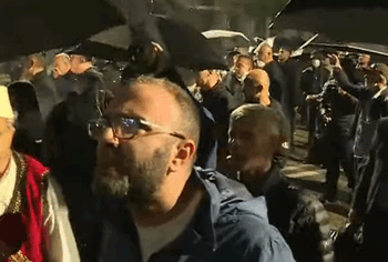 “Nga kush i merrni urdhrat?! Pse provokoni?!” Bardhi i revoltuar, përplaset me efektivët e policisë