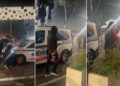 Militanti i Berishës hedh bombën molotov në mes të turmës së protestuesve dhe fshihet pas makinës