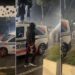 Militanti i Berishës hedh bombën molotov në mes të turmës së protestuesve dhe fshihet pas makinës