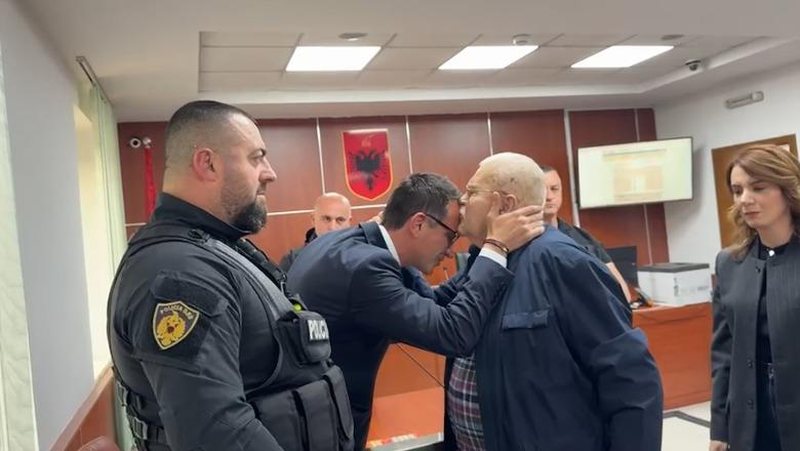  Pse reagojnë kështu   S i kuptoj  E kam bir për shpirt   aktori Robert Ndrenika flet për sulmet pasi takoi Veliajn në gjyq
