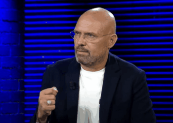 “Robt duhet të puthin Salën, Agronin, ose edhe vetë Ols Dadon, por jo të tjerët se është turp”, ironia e Manjanit për sulmet ndaj Ndrenikës