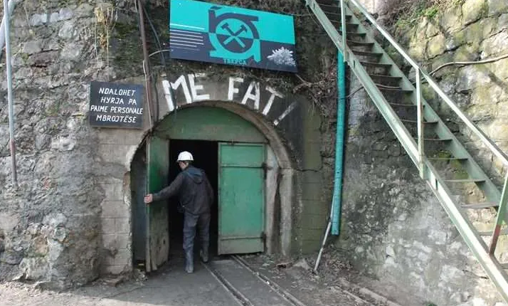 16 orë nën tokë  Defekti në Trepçë bllokon dhjetëra minatorë  18 ende të ngujuar