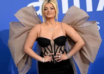 Bebe Rexha u del në krah studenteve shqiptarë të RMV: Gjuha shqipe, e rrënjosur në identitetin tonë