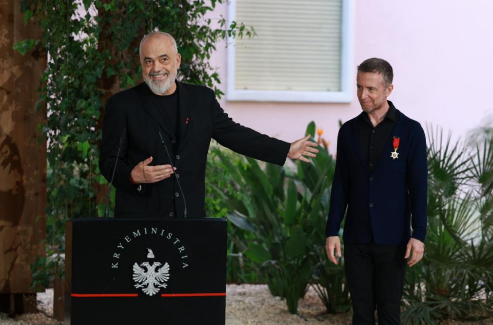 Rama dekoron Tedi Papavrami me  Yllin e Oficerit të Urdhrit Suprem të Shqiponjës 