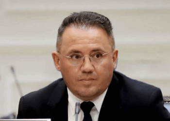 Midis heshtjes së politikës dhe zërit të një brezi të ri
