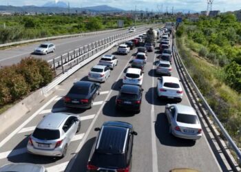 Radhë kilometrike mjetesh në Bradashesh, udhëtarët: Situata është e përsëritur, veçanërisht gjatë fundjavave