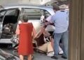 Video shokuese! Çiklisti kap për fyti dhe godet me grushte një grua në mes të rrugës