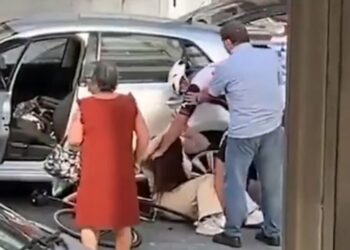 Video shokuese! Çiklisti kap për fyti dhe godet me grushte një grua në mes të rrugës