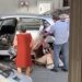 Video shokuese! Çiklisti kap për fyti dhe godet me grushte një grua në mes të rrugës