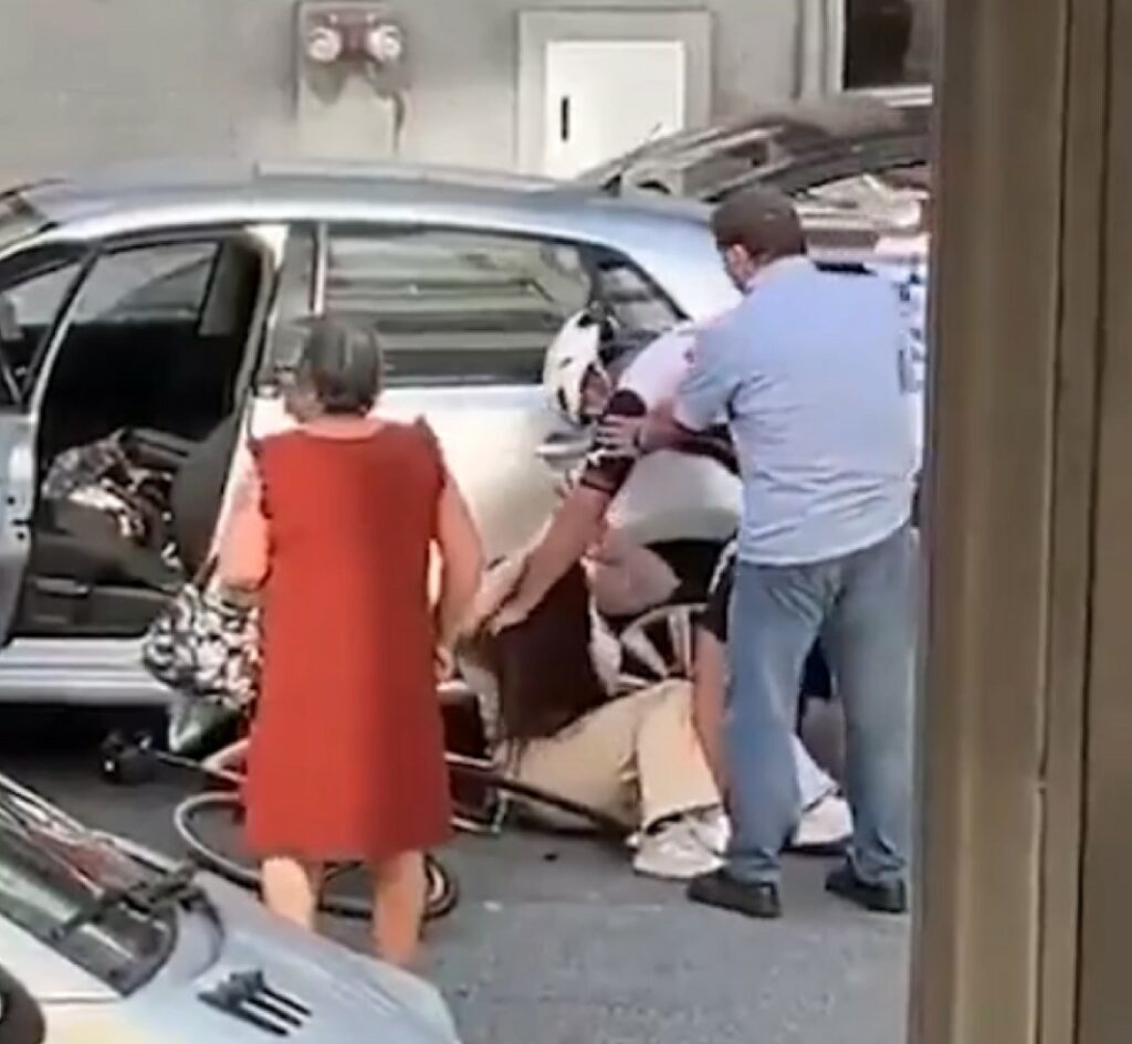 Video shokuese  Çiklisti kap për fyti dhe godet me grushte një grua në mes të rrugës